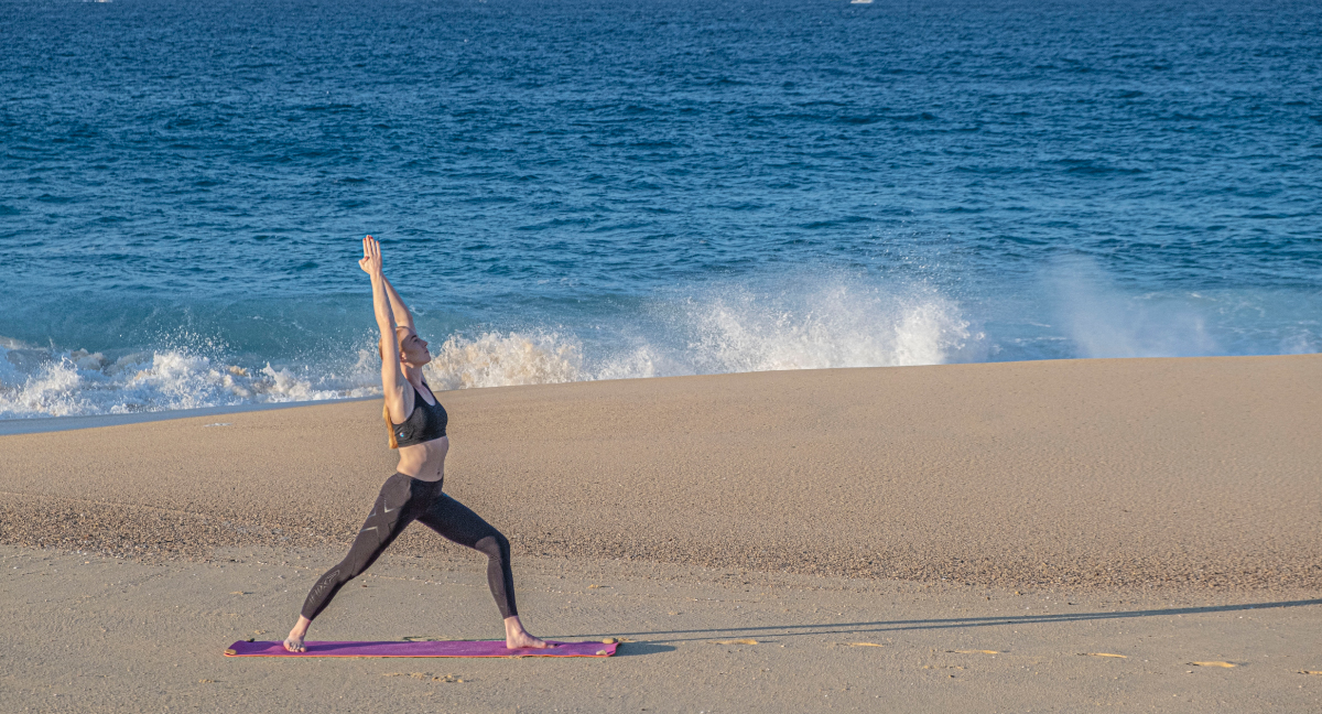 Yoga by the sea: Know the Benefits - Blog Solmar